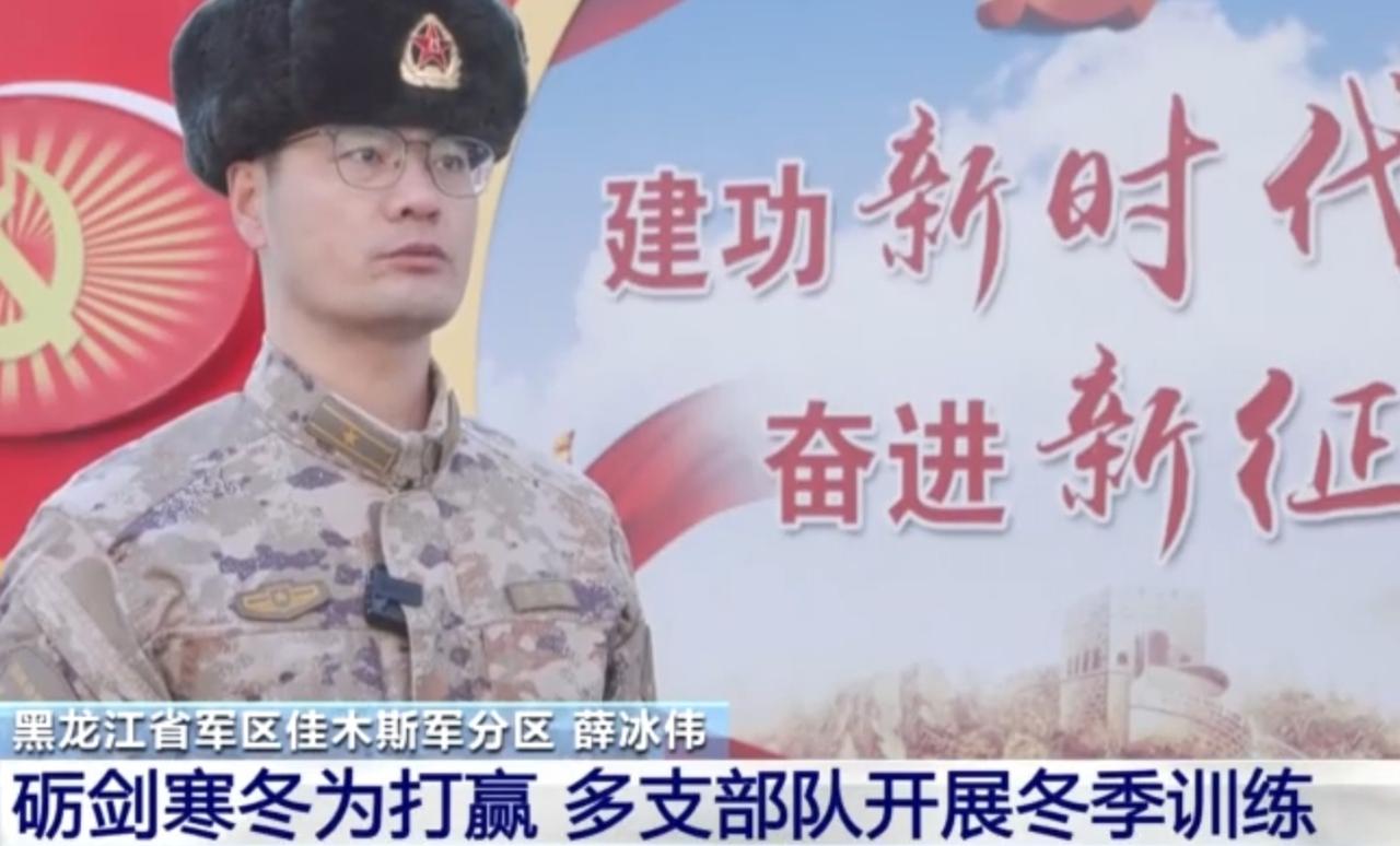 在黑龙江佳木斯军分区的冬季演训场上，官兵们身披白色伪装服，在林海雪原中负重行军、