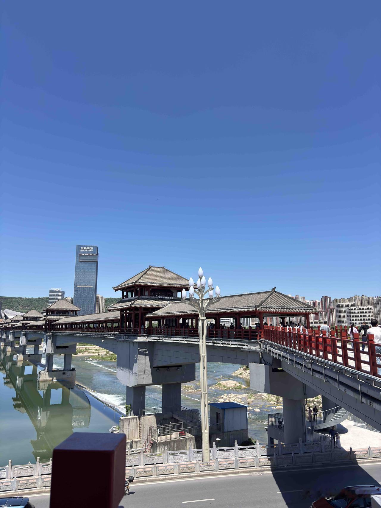 宝鸡东岭集团，这个大楼是东岭集团自己盖的吧？这个企业在宝鸡算是比较厉害的了，不知