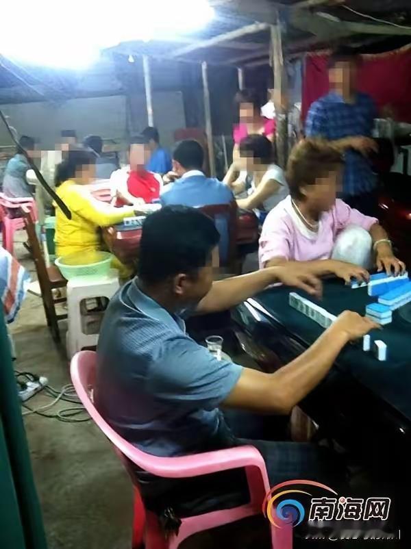 这事说出来真的又好笑又离谱。
贵州那个大姐在麻将馆跟三个男人打麻将，输得急眼了，