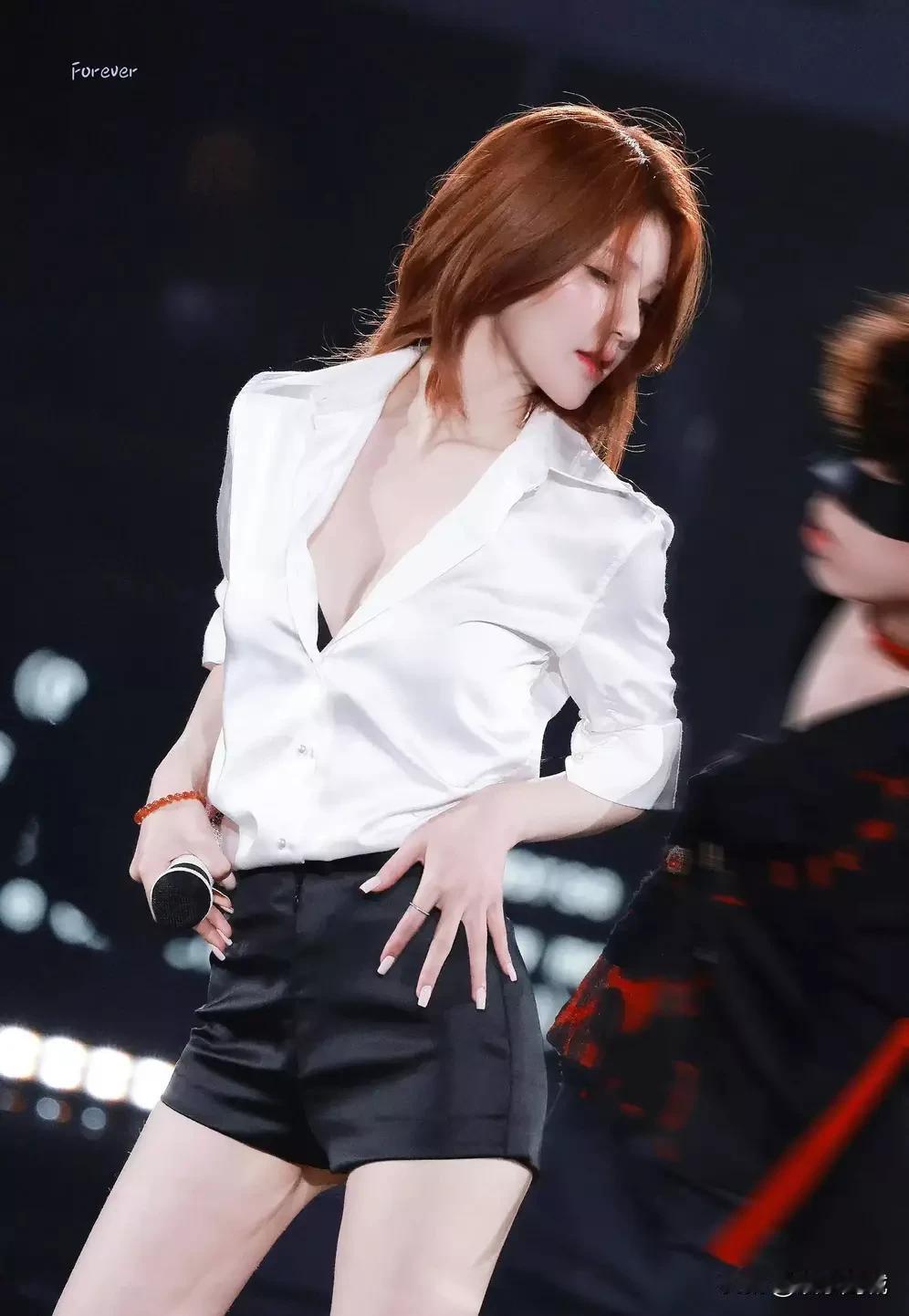 《赵露思生日会杀疯了！透视装首秀艳压全场，全开麦稳如CD引热议》
 
11月8日