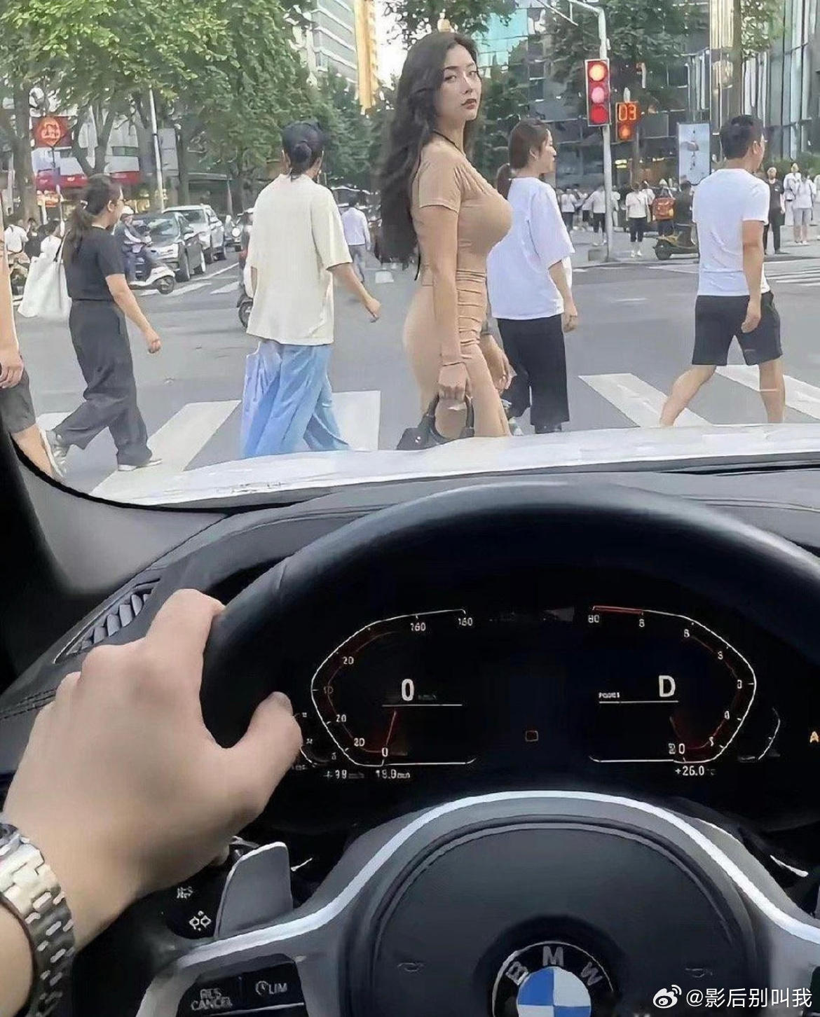 按一下喇叭，这不就尴尬了吗 