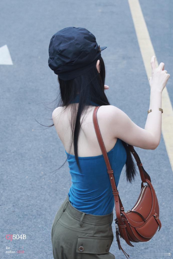虞书欣千禧年辣妹风沉浸式感受Y2K复古浪潮，虞书欣完美诠释千禧辣妹风格。吸睛穿搭