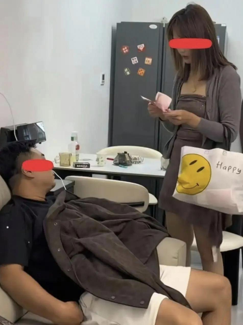 男子月薪三万，每天只给妻子两百元买菜引网友热议。
一男子每月有三万的工资，但是在