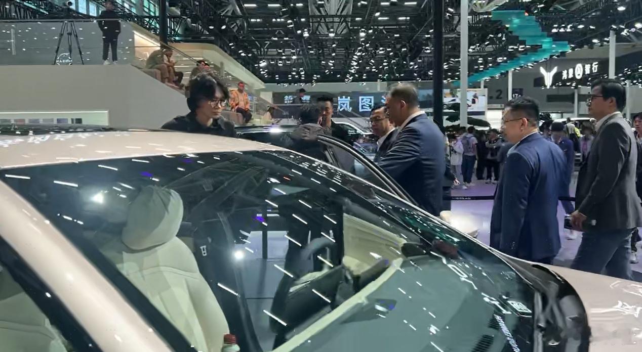 船夫哥带领一众高管，驻足东风日产N6展车旁，久久不愿离去 