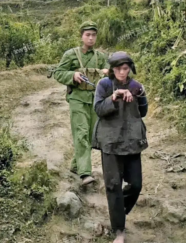 80年代，老山战役期间，一名越南女兵，被我军俘虏后，一张罕见的留影，仔细看我们会