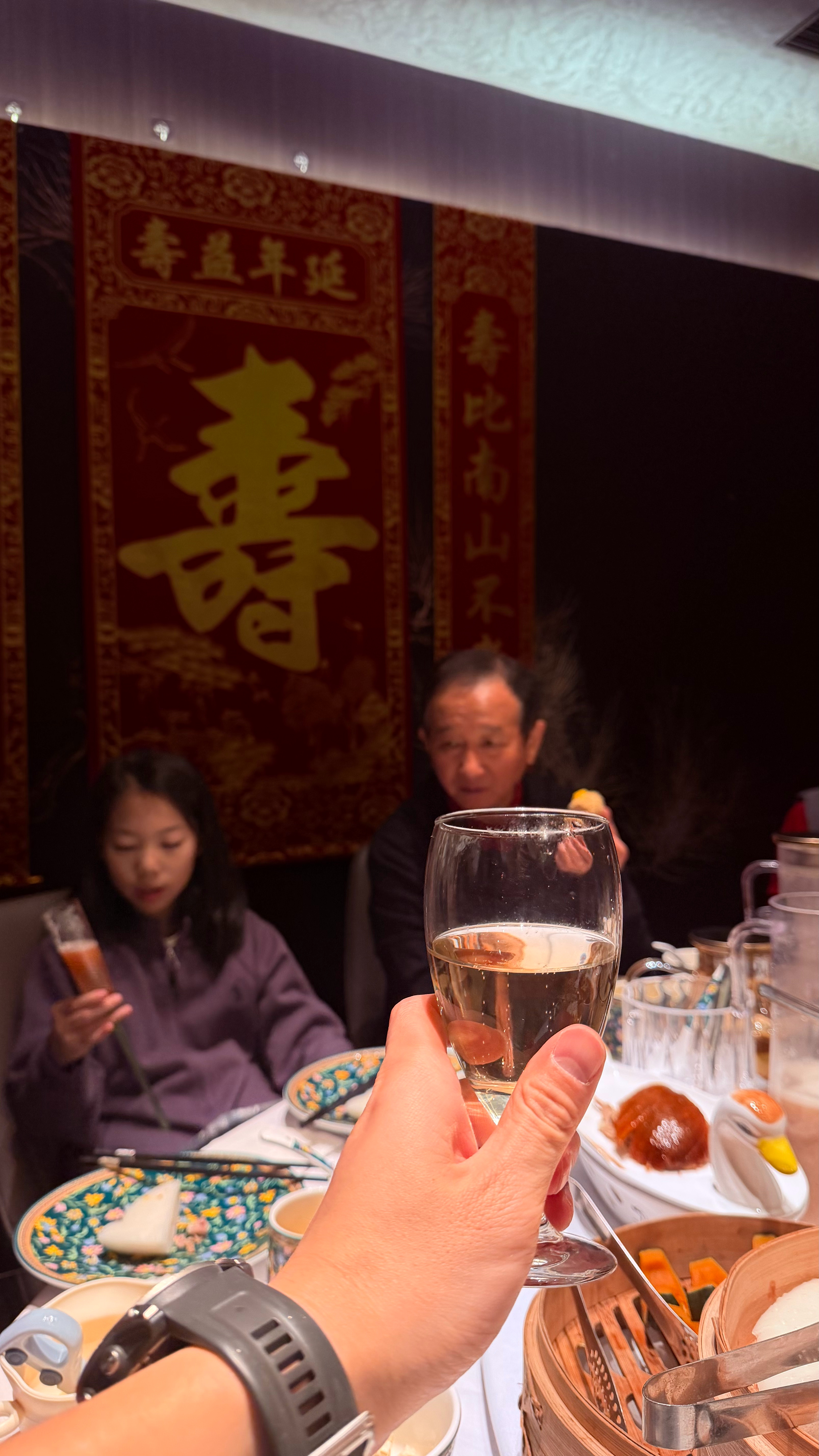 昨天给老爷子过生日！采访了一下我姐夫！我说您的岚图梦想家开的如何？ 姐夫说：非常