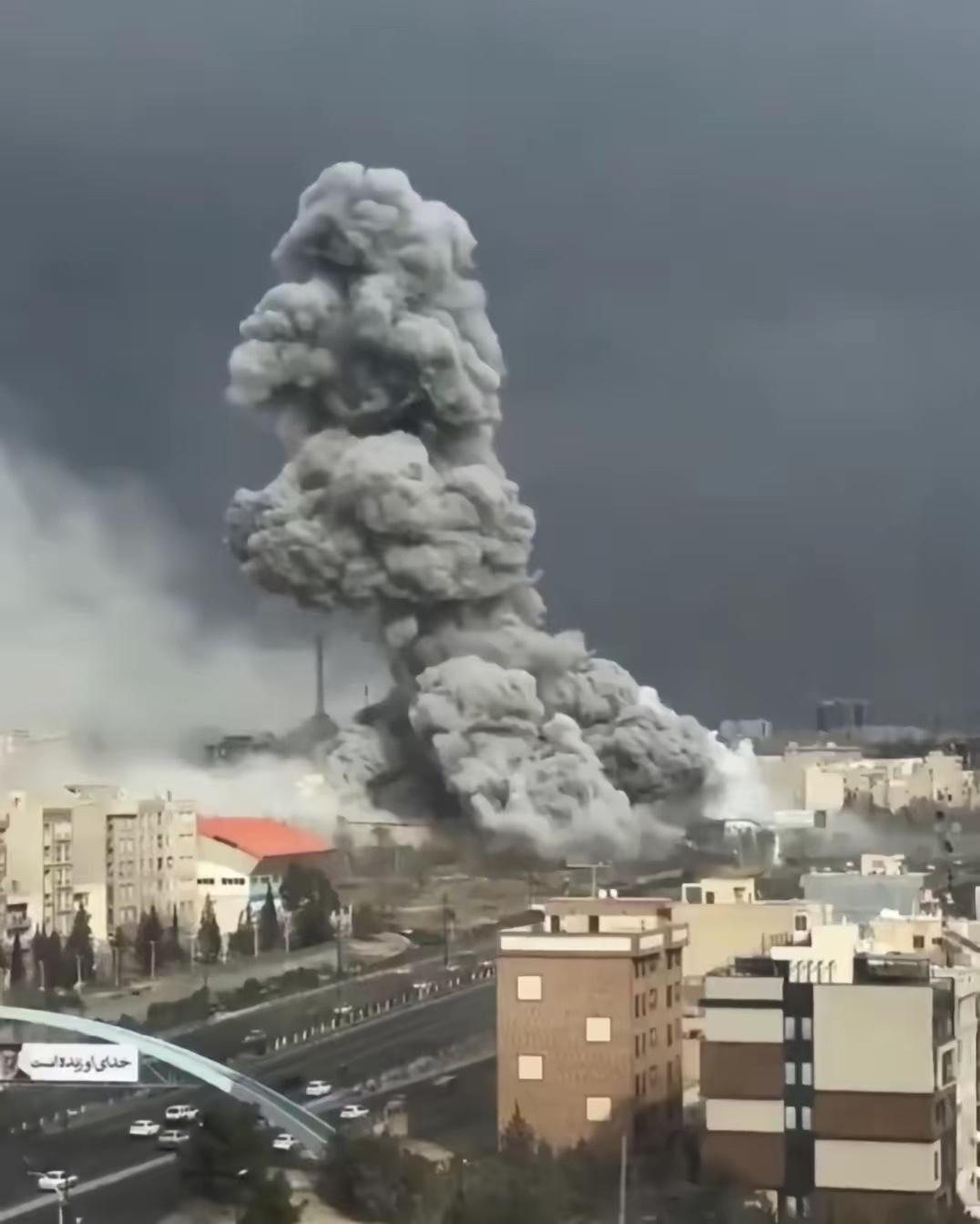 哈哈 ，笑死我了，美国网友说伊朗革命卫队终于找到了美国的软肋！根本就是不是海湾美