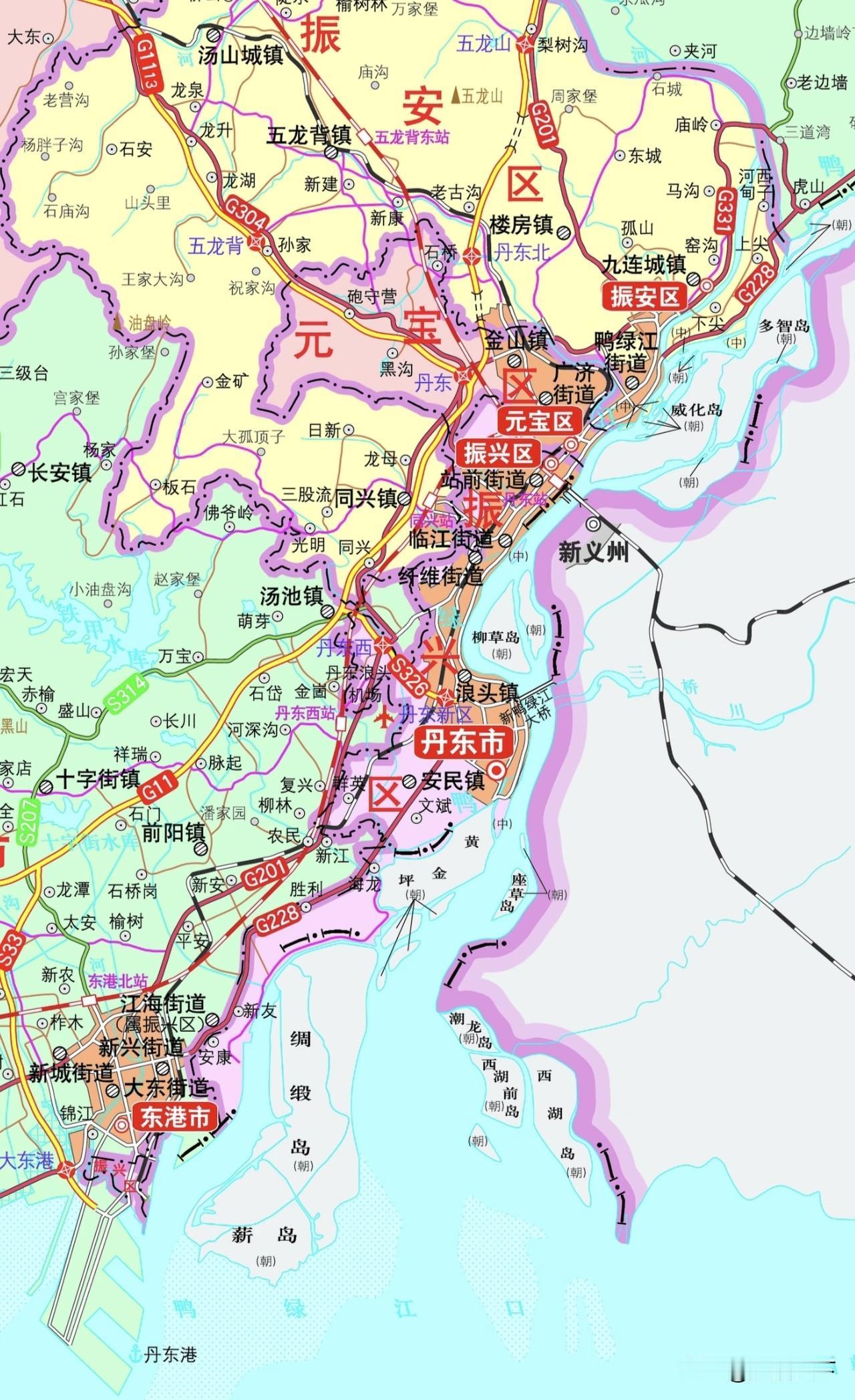 新鸭绿江大桥位置如图所示，在柳草岛以南，浪头镇附近，比以前的大桥更靠南。这个图上
