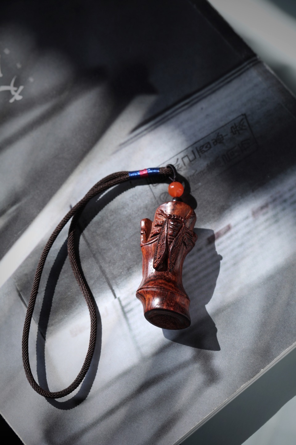 海黄【知足】手把件取材海黄油梨老料，触感细腻；手把件呈竹节式，色泽醇厚温润；垂于