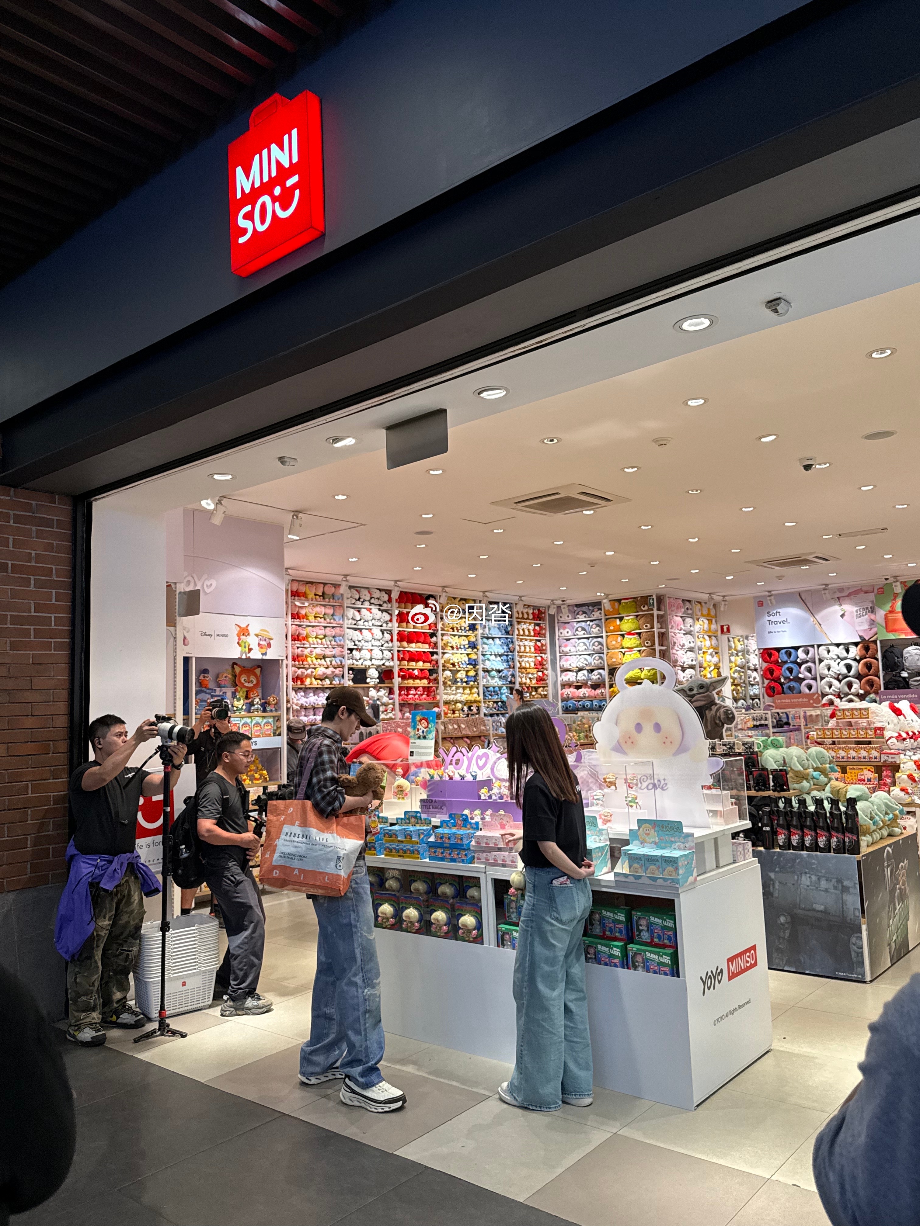 综艺空档邓为直奔海外名创优品，逛店买买买全部塞进雷霆大包，不管国内国外都爱逛，平