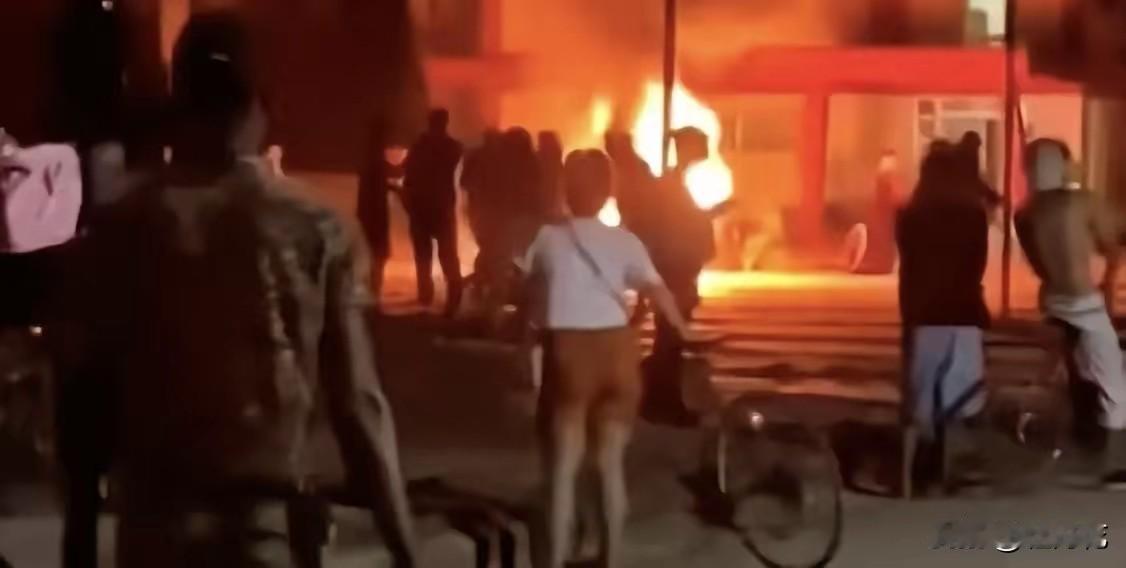 炸锅了！古巴彻底乱了：执政党办公室被烧，美古突然开启谈判。家人们，古巴突发剧变，