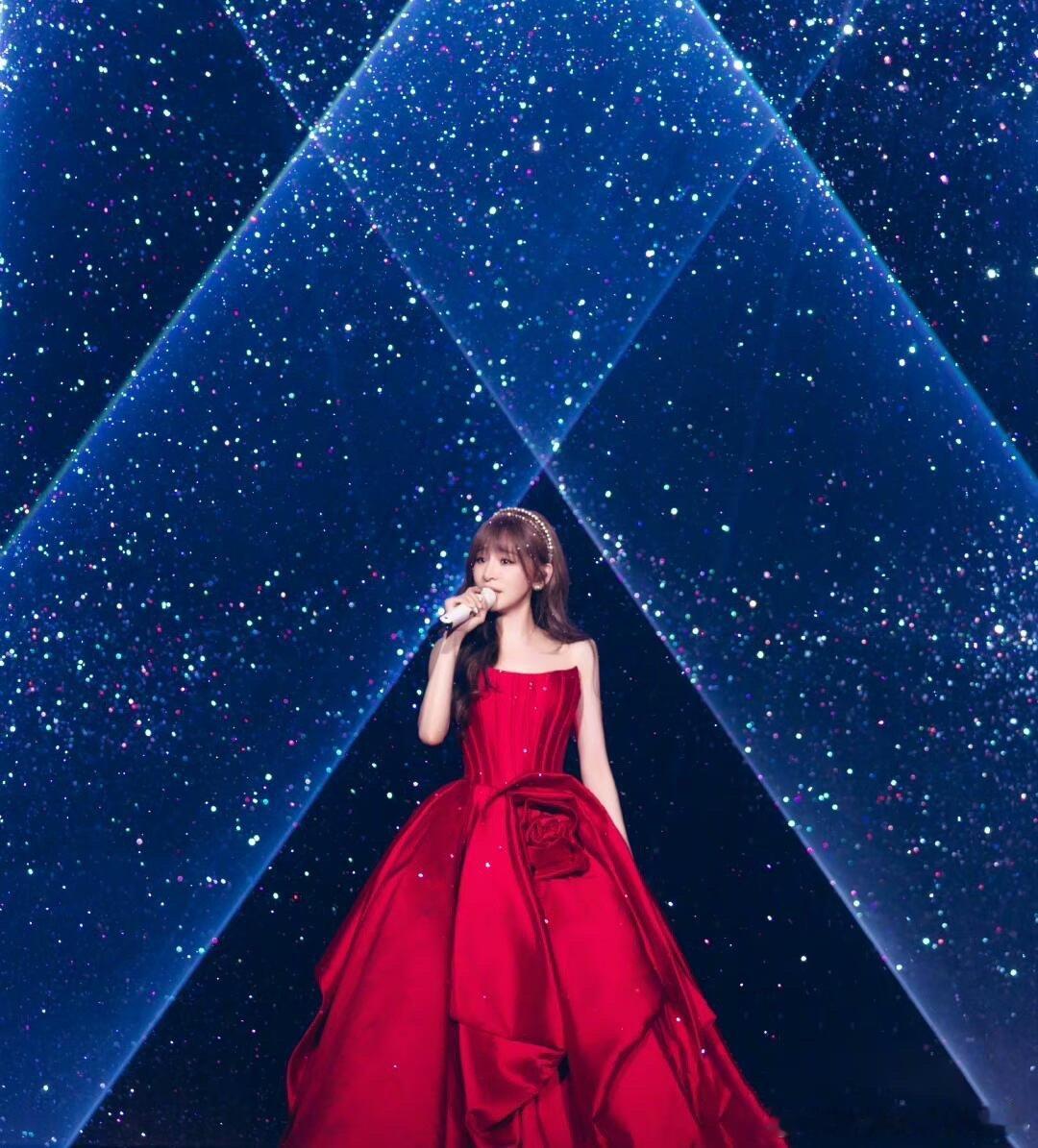 #王心凌玫瑰嫁纱重达十公斤#王心凌玫瑰嫁纱惊艳亮相，重达十公斤显匠心，王心凌近期