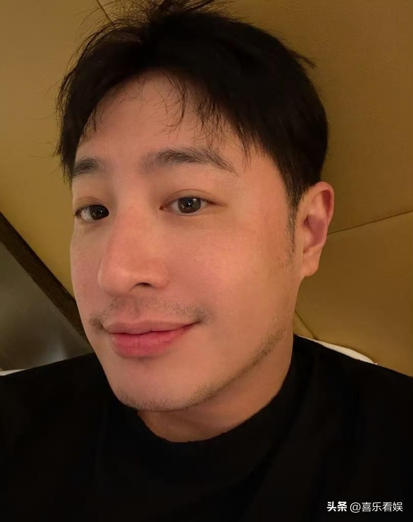 潘玮柏发文称自己去保养声音，被医生说他看起来只有20岁，把他给乐呵了。

潘玮柏