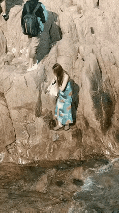 海边🌊礁石非常危险⚠️
美女要小心呀！