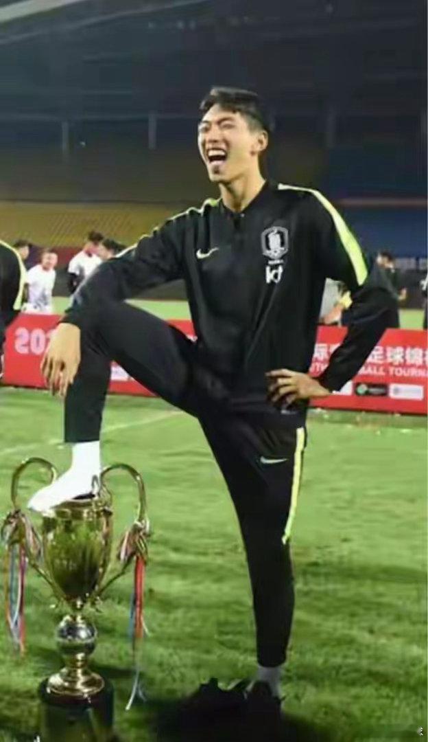 只有强者才会赢得他人的尊重！在北京国安3：1战胜浦项制铁之后，浦项制铁的球员专门