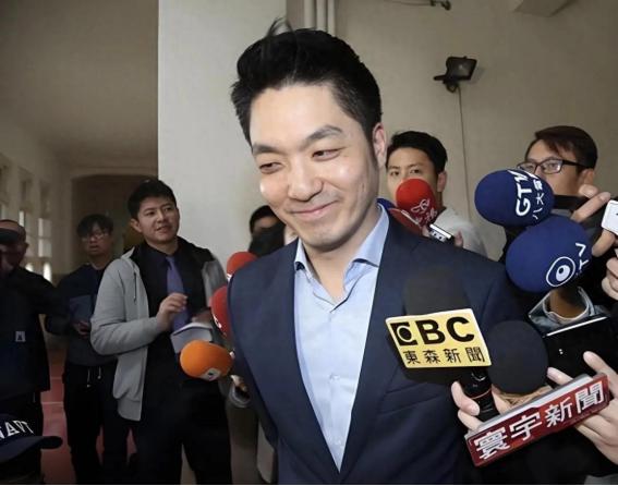 台北市市长蒋万安曾宣称，如果大陆继续在台海进行军机绕台和军演的话，他就要停掉双城