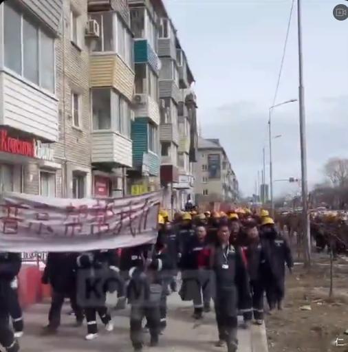 网传昨天俄罗斯远东阿穆尔河畔共青城的俄罗斯石油公司炼油厂的东大工人因XX工资而举