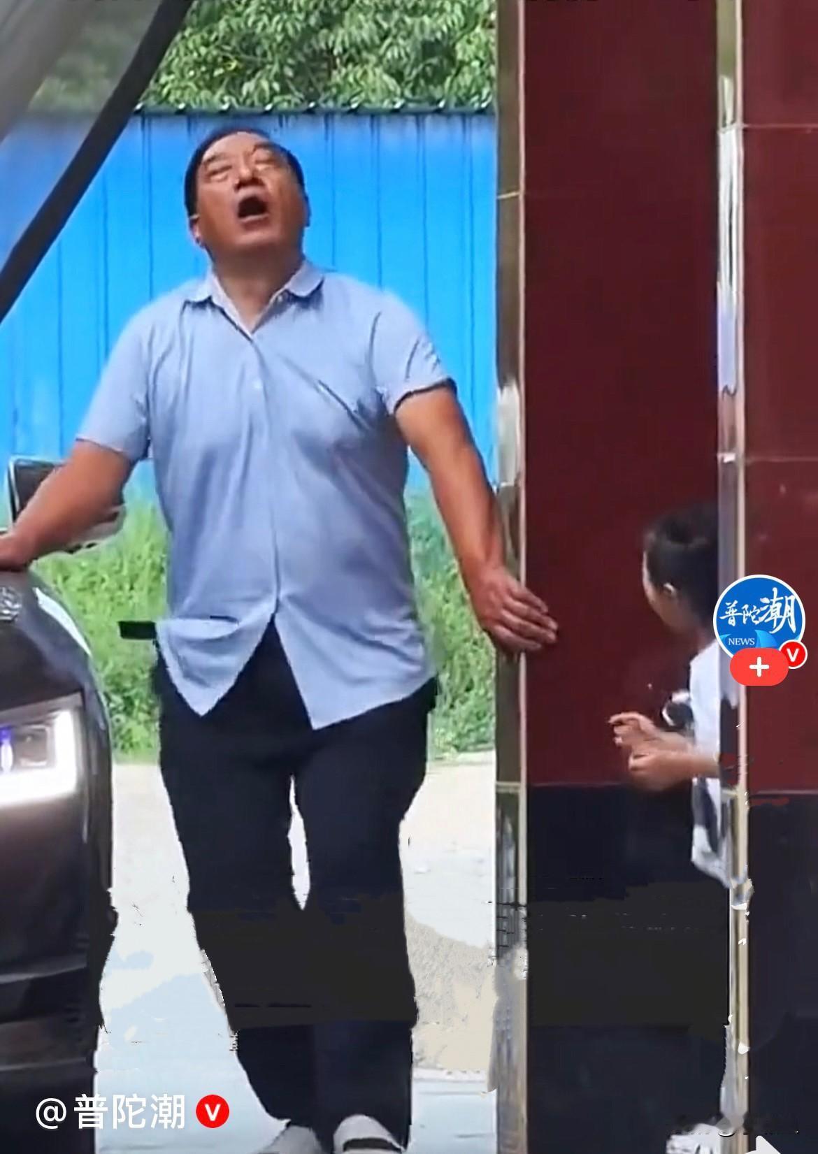 刚刷到甘肃一段温馨小视频：爷爷准备回家，小孙女早早躲在柱子后面藏
好，就等着给爷