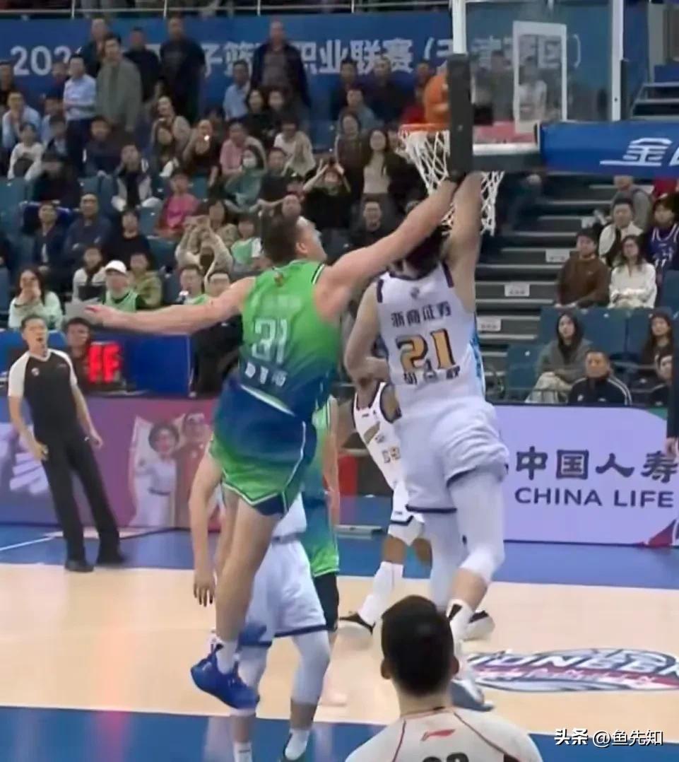 大卫詹姆斯最后对胡金秋这个球是犯规吗？我觉得一定是，甚至可能还是违体。但是大卫詹