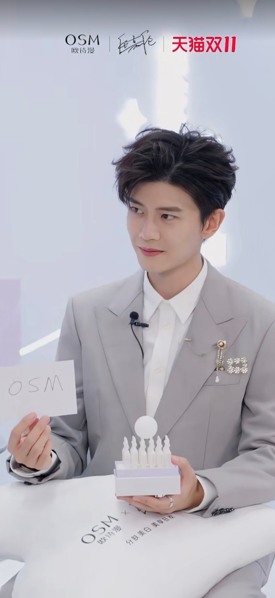 #任嘉伦欧诗漫全球品牌代言人# 刚进 直 播就被任嘉伦帅迷 糊咯！还给大家现 场