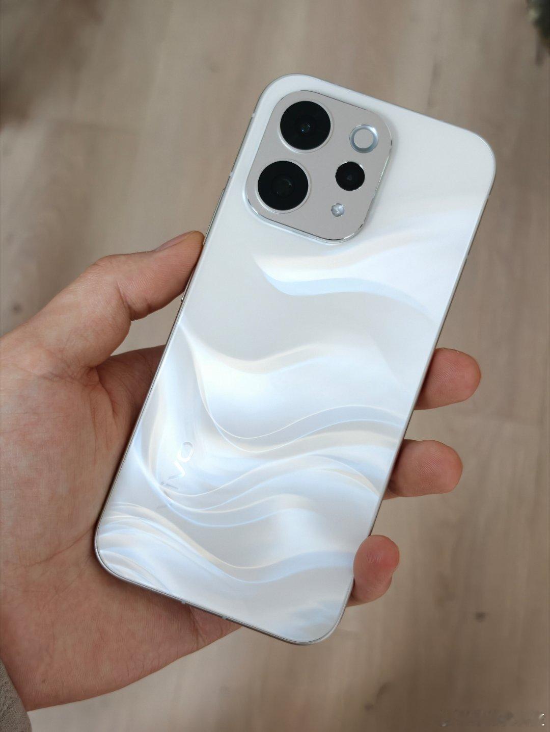 现款的S50设计现在还是很耐看的，这种温柔、变幻的配色估计有不少用户都能给到好评