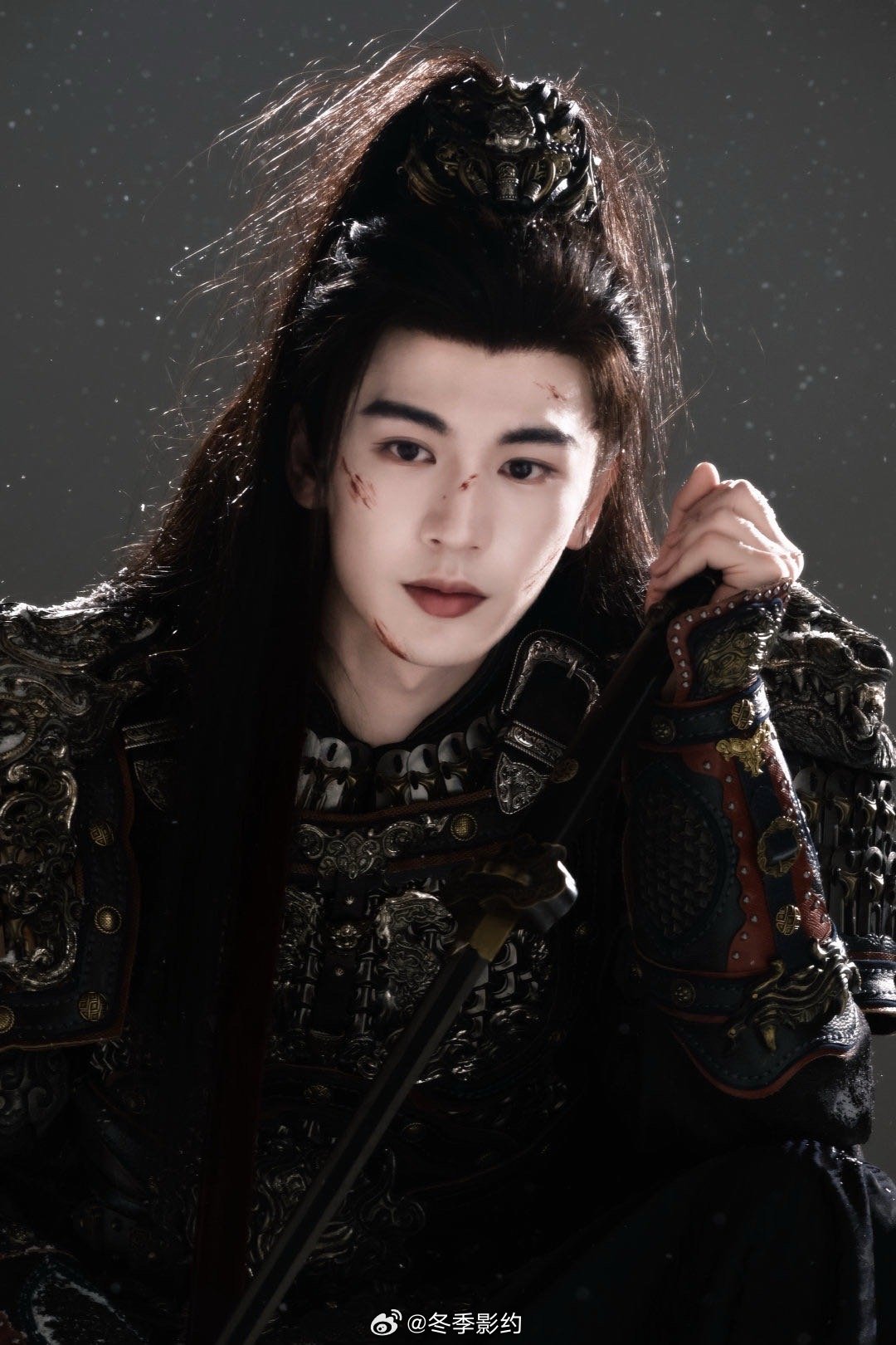 张凌赫靠撒娇训马 谁懂啊！张凌赫软软撒娇训马的样子超可爱，可惜马儿不吃这一套，暴