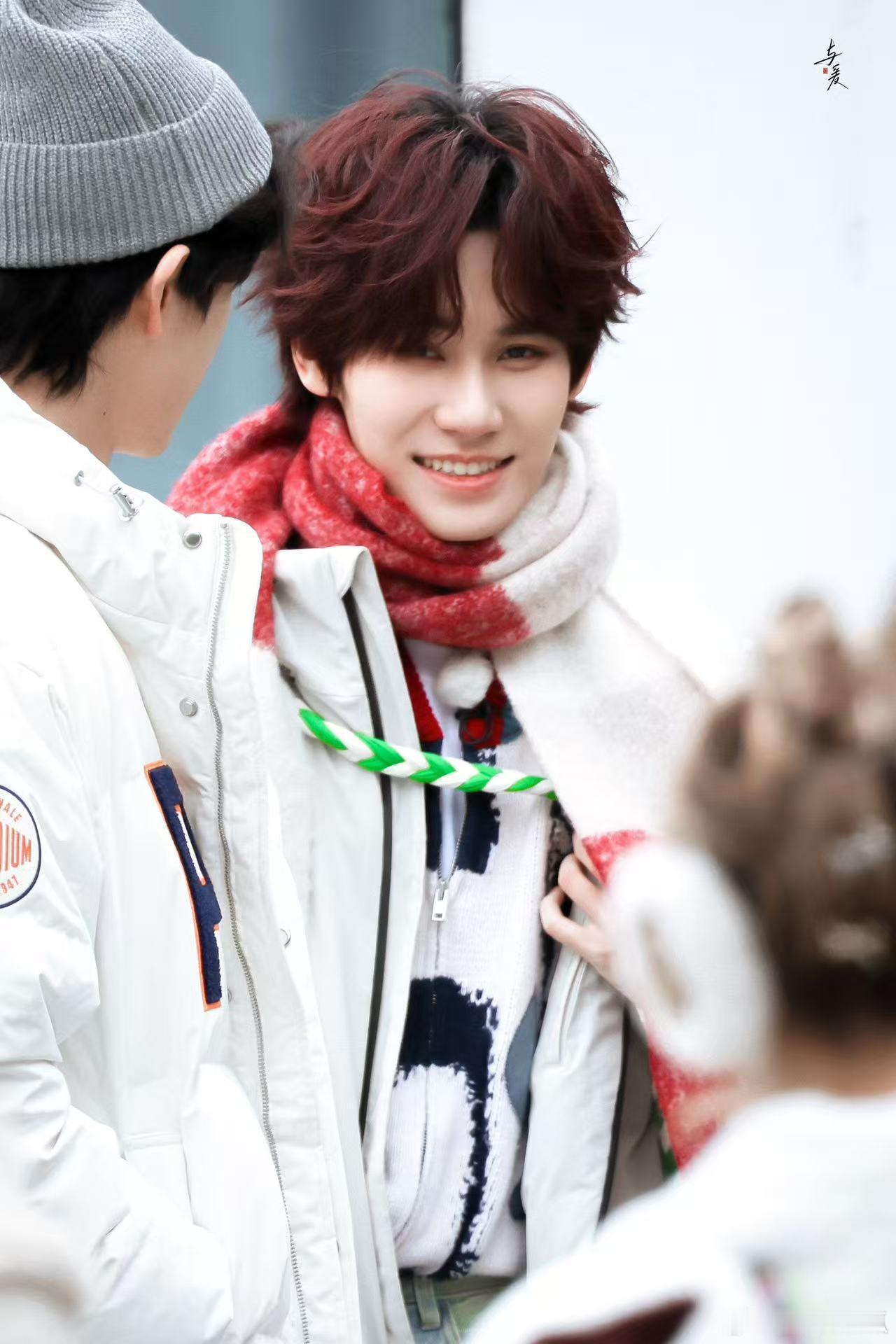 张真源卷毛红发  真源的红发卷毛真是太让人心动了，既帅气又可爱，完全无法抗拒！ 