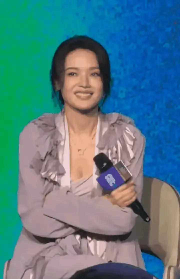 舒淇求导演：把我的脸弄脏点。
 
于是，《寻她》里，你看到一个48岁的女星，弓着