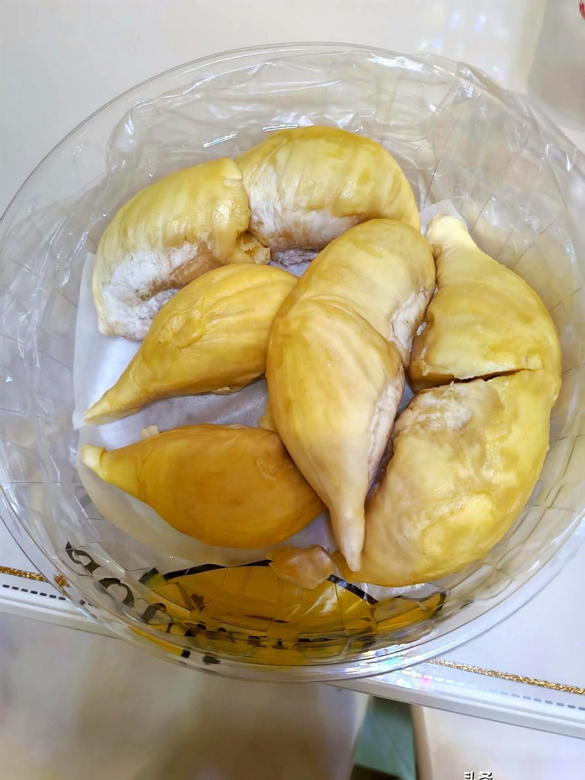 前脚闺女女婿刚关门下楼，后脚我就拉开了冰箱。
看着空荡荡的保鲜层，我突然觉得这当