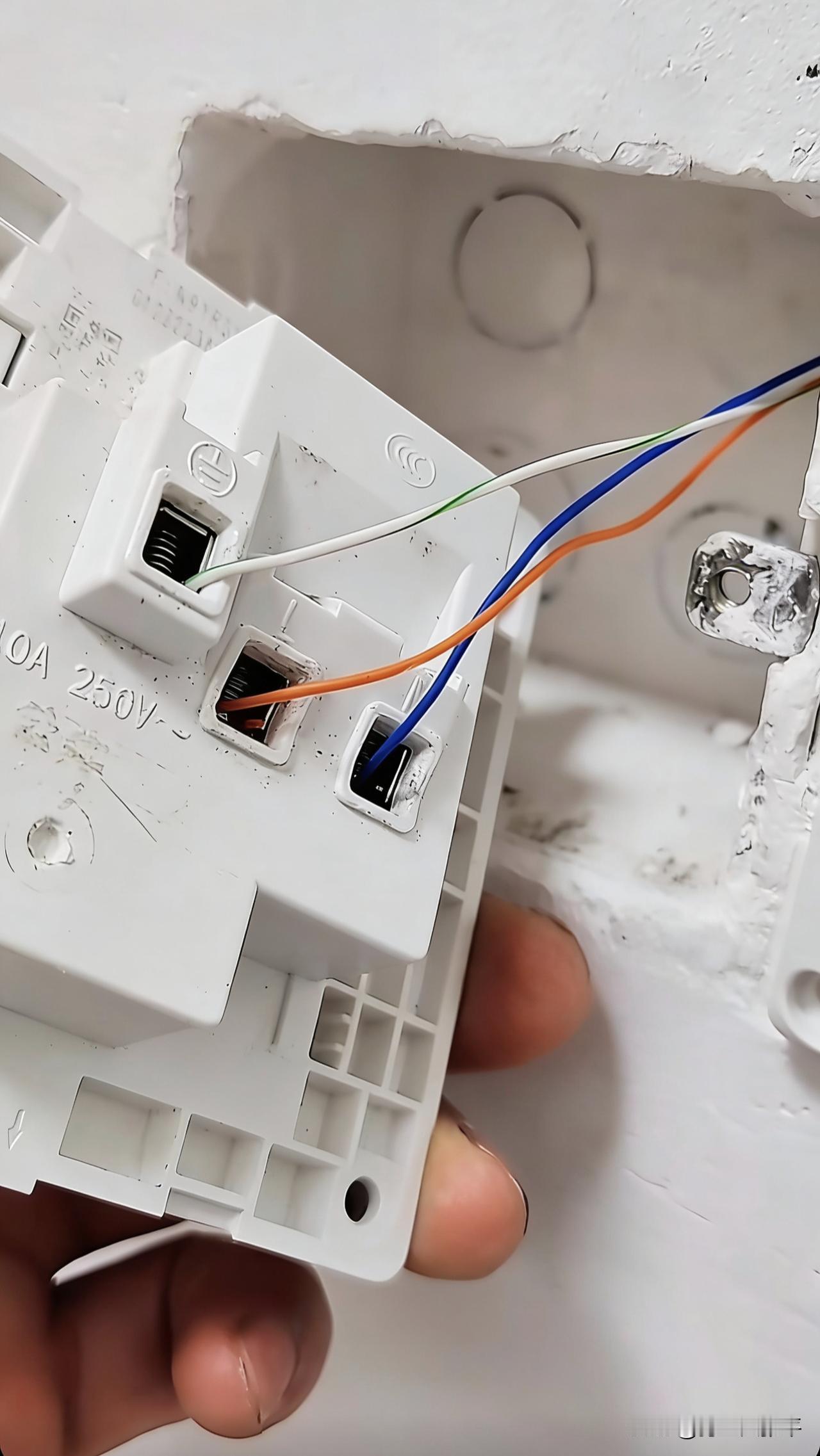 五孔插座三根线是接好了，总感觉哪里不对劲。这是新手电工师傅接的五孔插座，老电工师