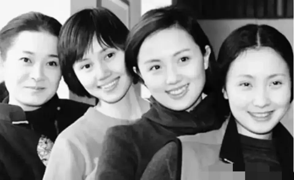她们是中戏校花
她们是大学同学
她们是同窗好友
她们是优秀演员
朱媛媛脸型好看
