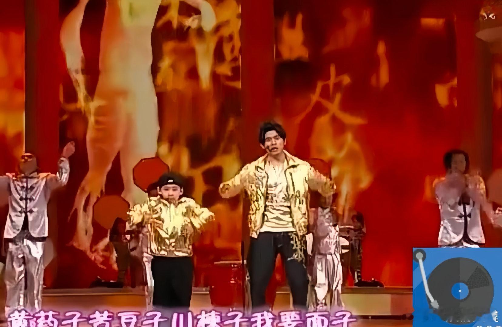 为什么历届春晚舞台都是金色系 金蟒欢跃，共迎新春。今年春晚主效果图与海报一经曝光