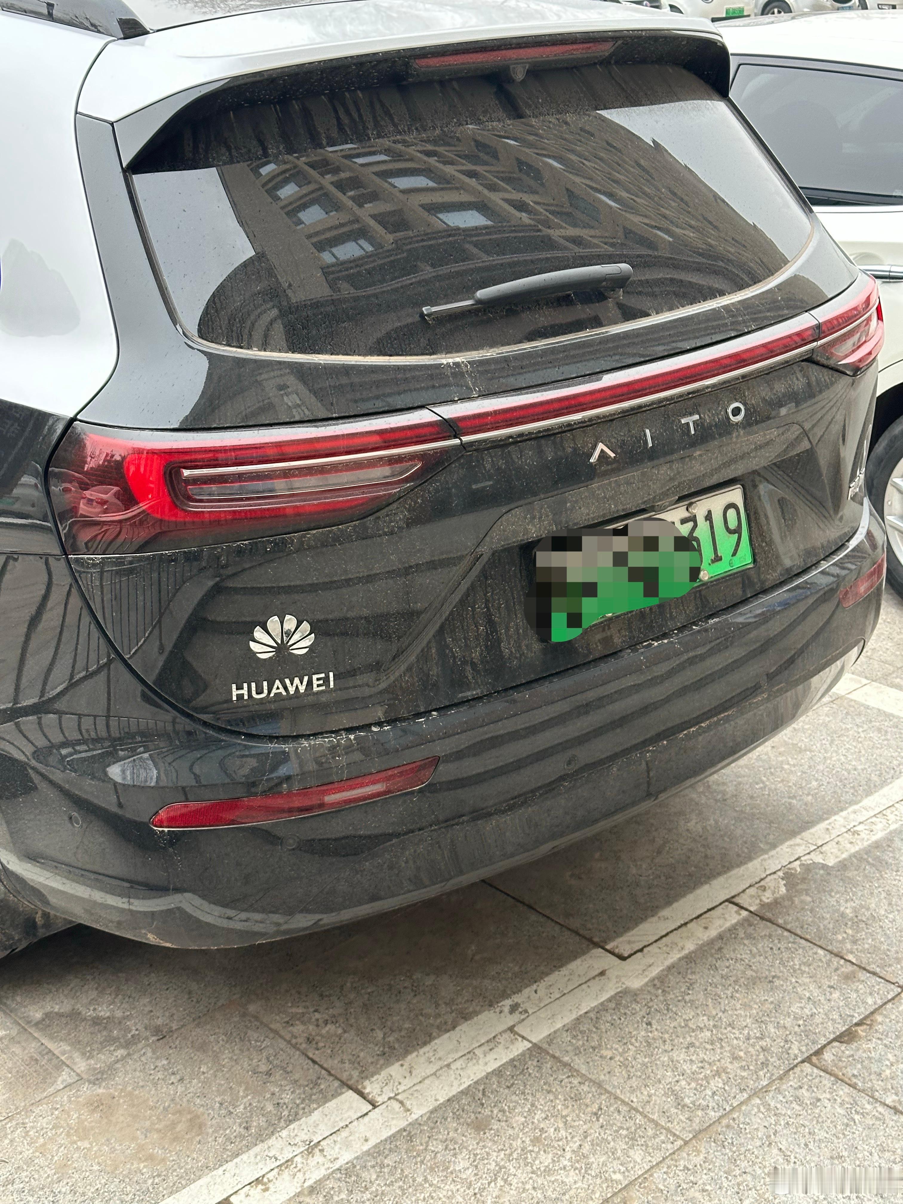 华为不造车，问界车主自己买个“HUAWEI”标志贴车上 