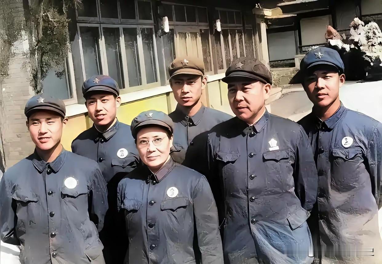 这是一张六十年代的珍贵全家福，黄将军偕夫人项辉方，携四个儿子一同合影留念。一家人