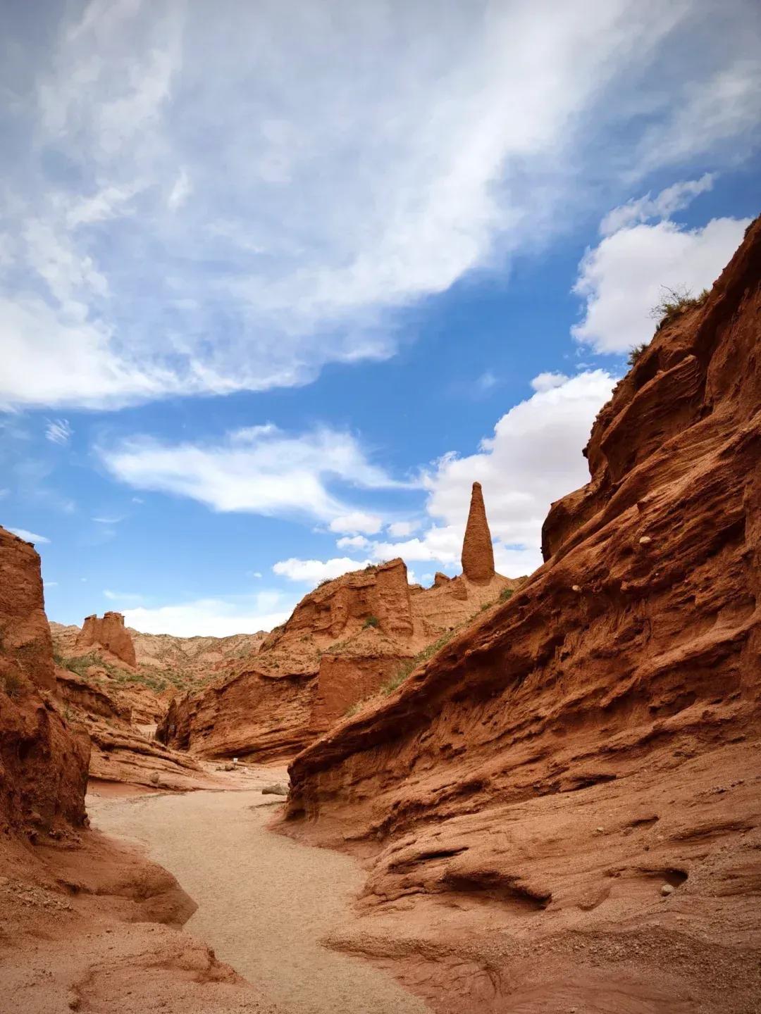 据说电影《镖人》很多取景地都选在新疆，有：温宿大峡谷，库姆塔格沙漠，乌尔禾魔鬼城