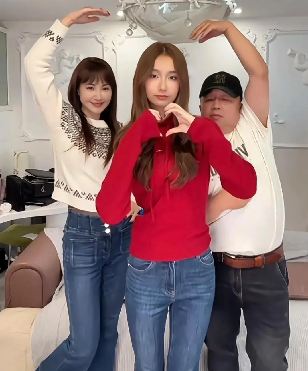 原来他们是夫妻！幸好女儿比较像妈妈
近日，知名女星杨雪在个人社交账号上晒出一家三