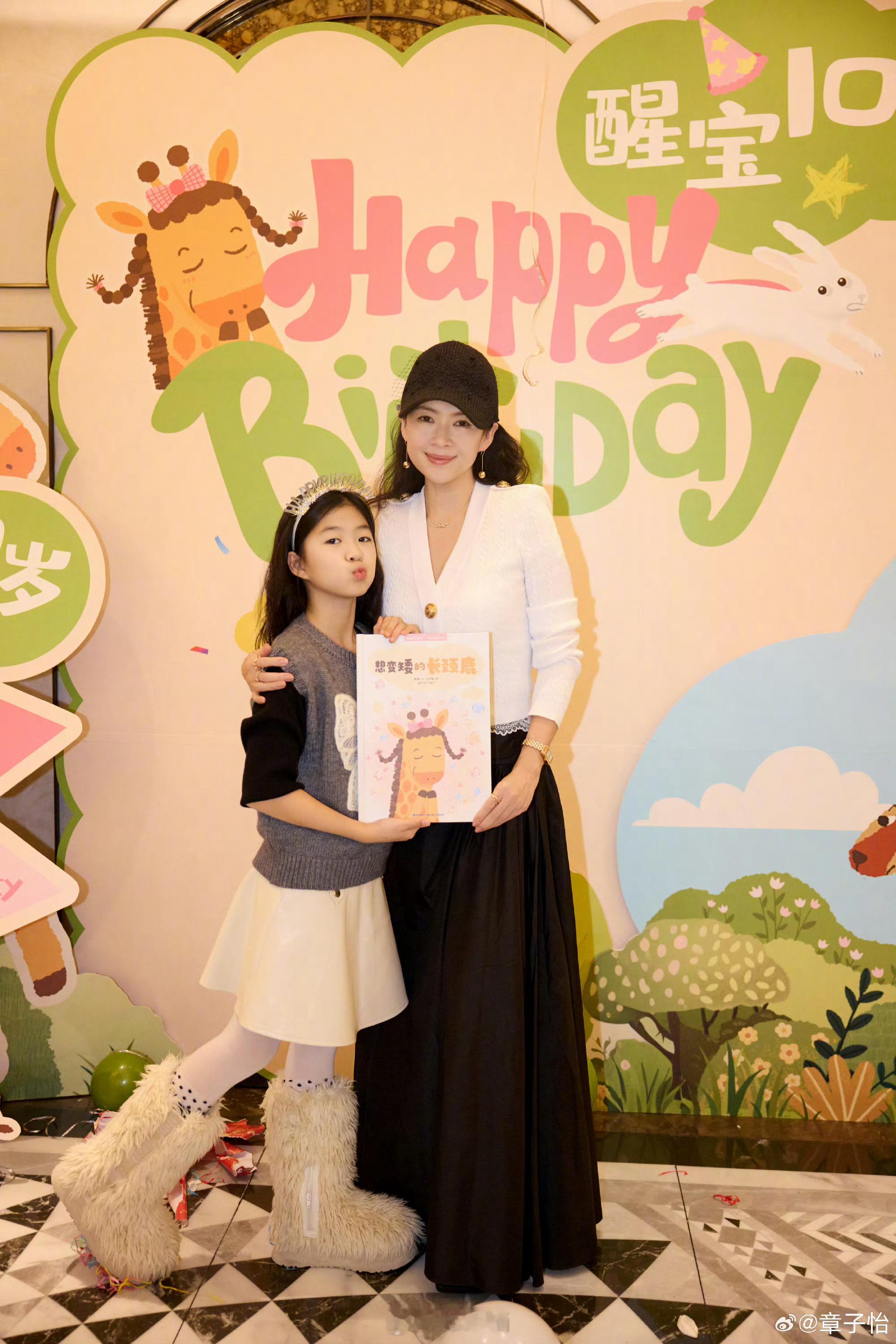 章子怡女儿醒醒十岁了章子怡 醒醒10岁了！身高到妈妈肩膀了她能不能回答下我：妈妈