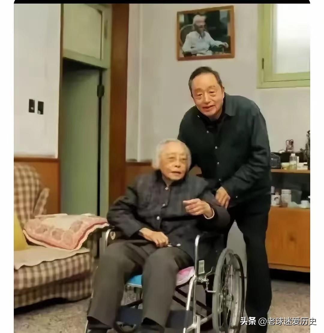 这张居家旧照定格了开国上将萧克夫人蹇先佛与儿子萧星华温情相伴的瞬间。屋内陈设朴素