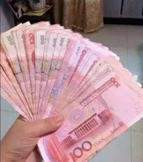 六旬大爷跟00后姑娘搞婚外恋，三年砸进去八十多万养老钱，最后闹上法庭。姑娘背了7