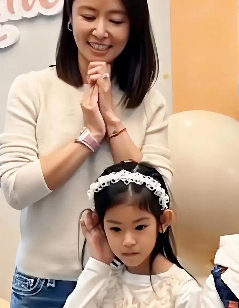 陈妍希在节目中狂夸林心如女儿小海豚，直言孩子长得太漂亮了，完美继承林心如与霍建华