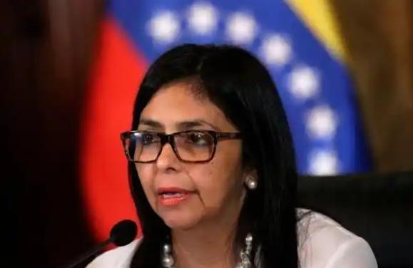 美国掳走了委内瑞拉总统马杜罗，但并没有控制整个委内瑞拉。
现在美国在恐吓委内瑞拉