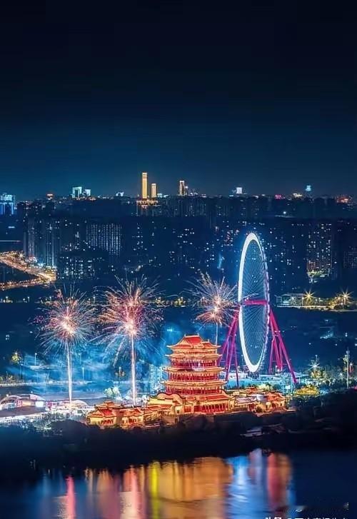 湘潭这夜景不输大城市！
上周临时绕路走了一次湘潭湘江风光带，直接被夜景惊到。
从