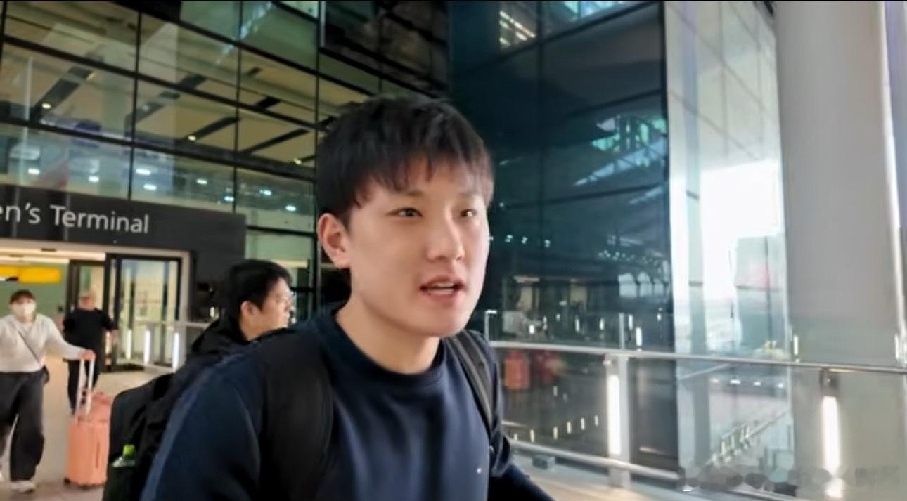 张本智和——百年大庆 无论如何今生是第一次 也是最后一次吧Q：飞行怎么样？张本智