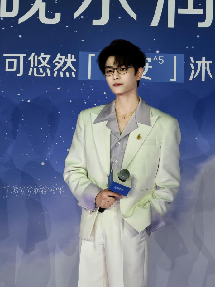 丁禹兮现偶男主质感真的很难不期待他演现偶，白西装造型贵气又温柔，完全是小说里的霸
