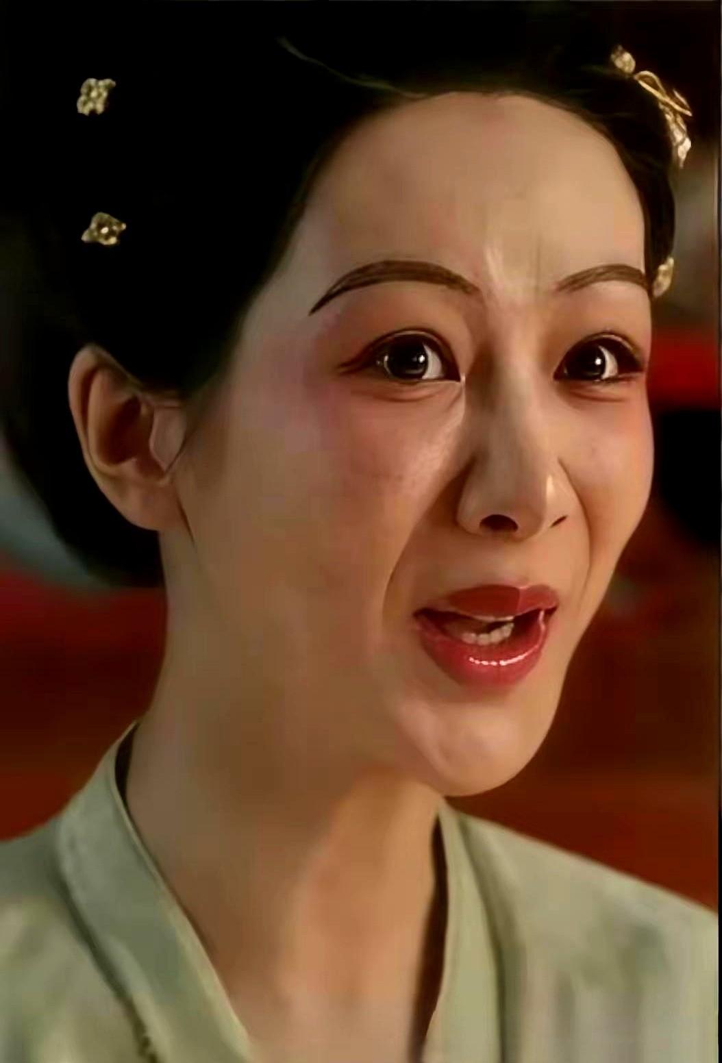 演员真有不上镜一说？杨紫线下挺靓，上剧就被挑刺。

你看她近期出席国际秀场，红发