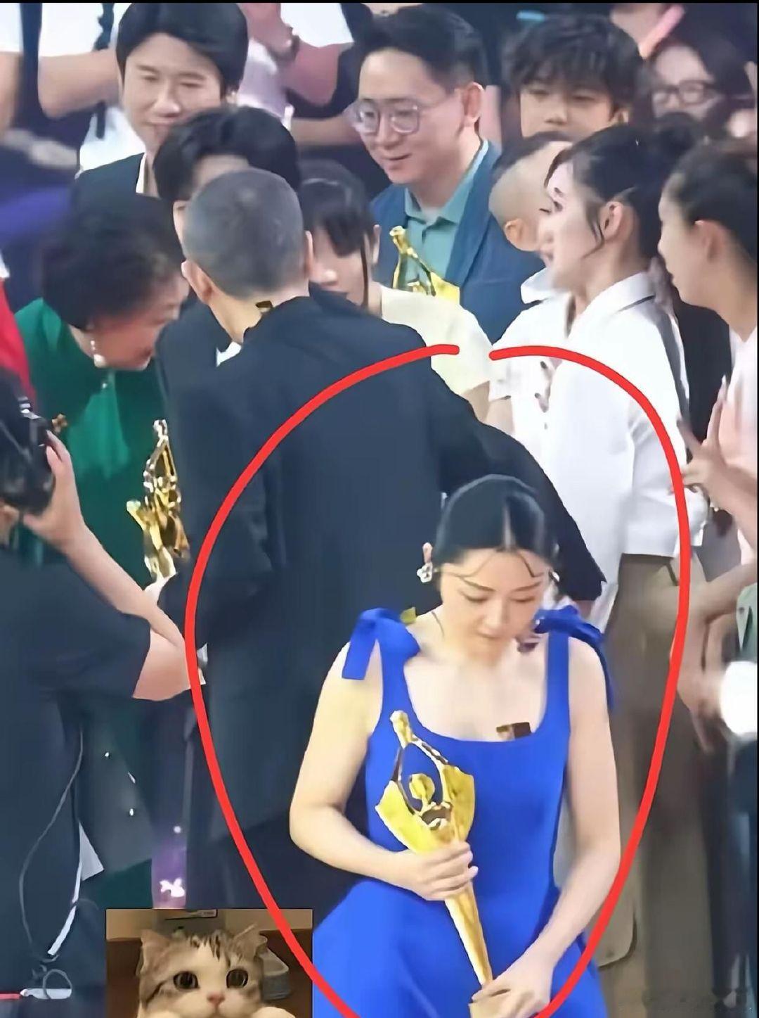 说个扎心的，百花奖散场那一幕。全场人乌泱泱挤成一团，追着谁呢？易烊千玺、萨日娜、