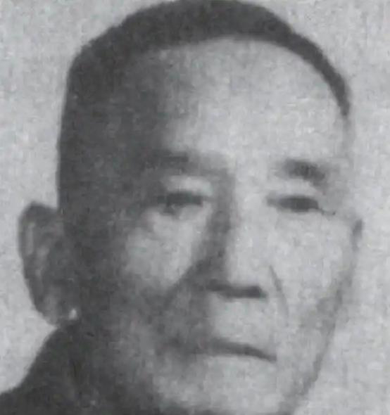 1950年11月，36军军长刘万春接到通知到北京参加会议，可是刚下车，就看到几名