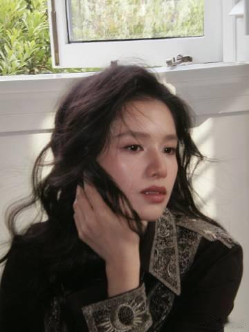 张婧仪扛住了怼脸拍  张婧仪扛住了怼脸拍真的是太好看了呀，完全就是感受到凌乱美也