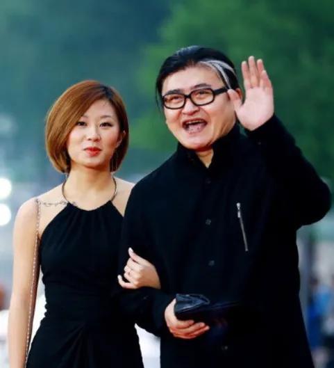 当年，冯小刚拍完《北京人在纽约》，高兴得手舞足蹈，没想到郑晓龙却拉着他说：“兄弟