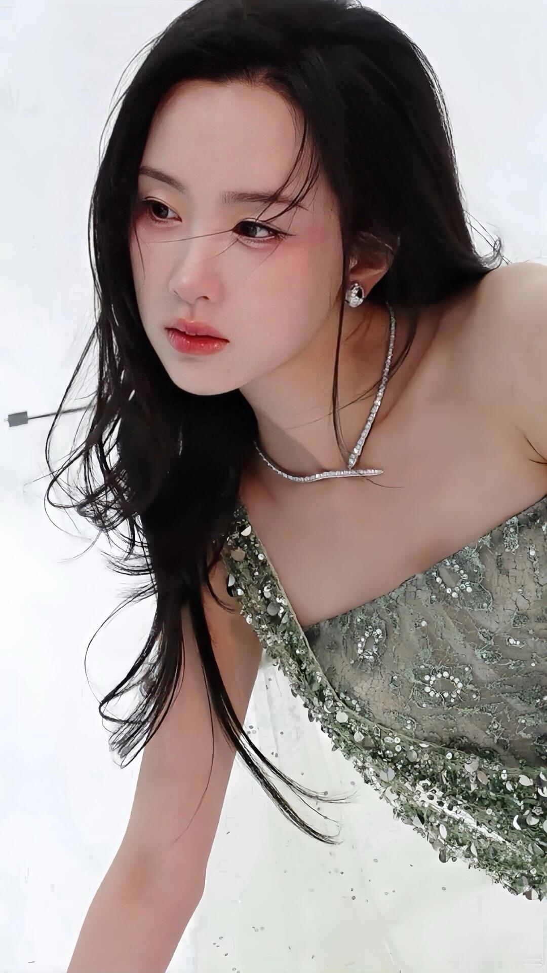 陈都灵[超话]   陈都灵一袭翠绿开叉裙，孔雀般清新靓丽，身穿一袭翠绿的单肩满钻